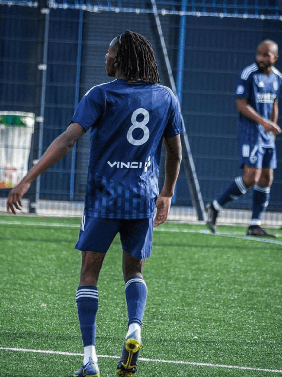 joueur de foot en plein match